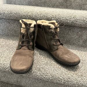 Clarks Cora Chai Brown Leather Ankle Boot Sz 9 Faux Fur Lining
